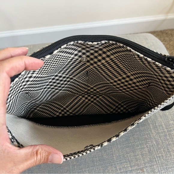 Lands’ End Black and White Houndstooth Wristlet Clutch Zipper Button accent EUC - Picture 9 of 10